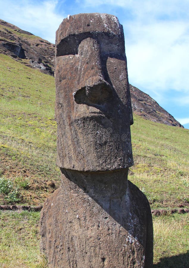 moai-na-pedreira-ilha-de-p%C3%A1scoa-40742775.jpg