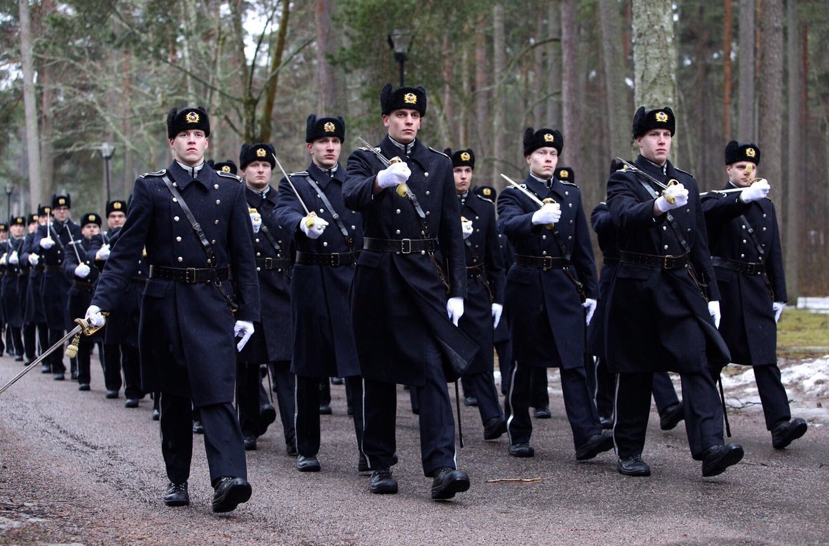 Maanpuolustuskorkeakoulu on Twitter: #Perinnepäivä'n kohokohtia;  Ohimarssi. Yksi satavuotisista upseeriperinteistä. #Kadetit #MPKKfi… 