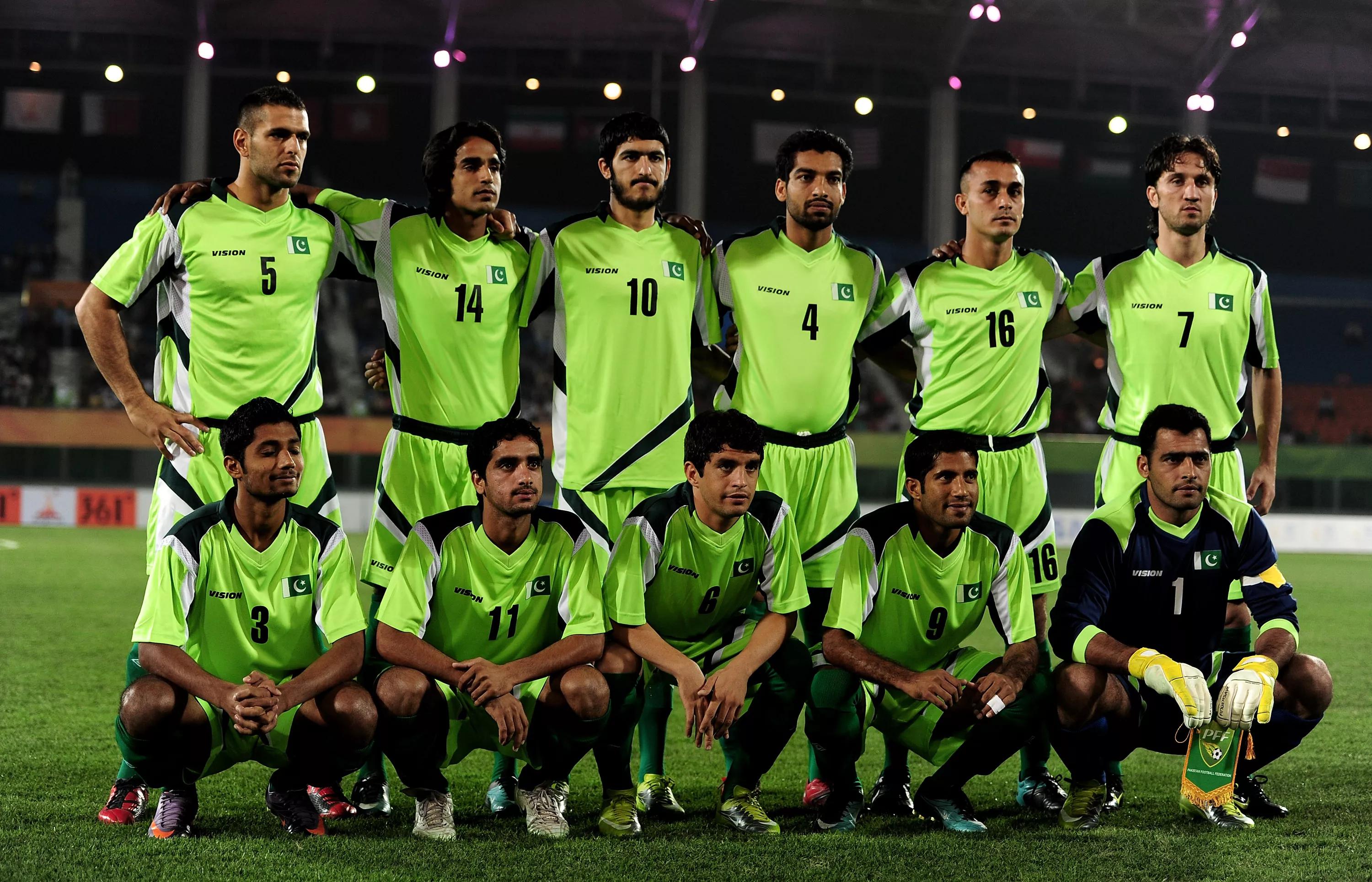 Pak-players-pose