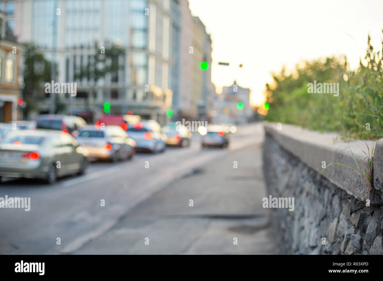 blurred-background-with-cars-and-buildings-in-the-city-R03XPD.jpg