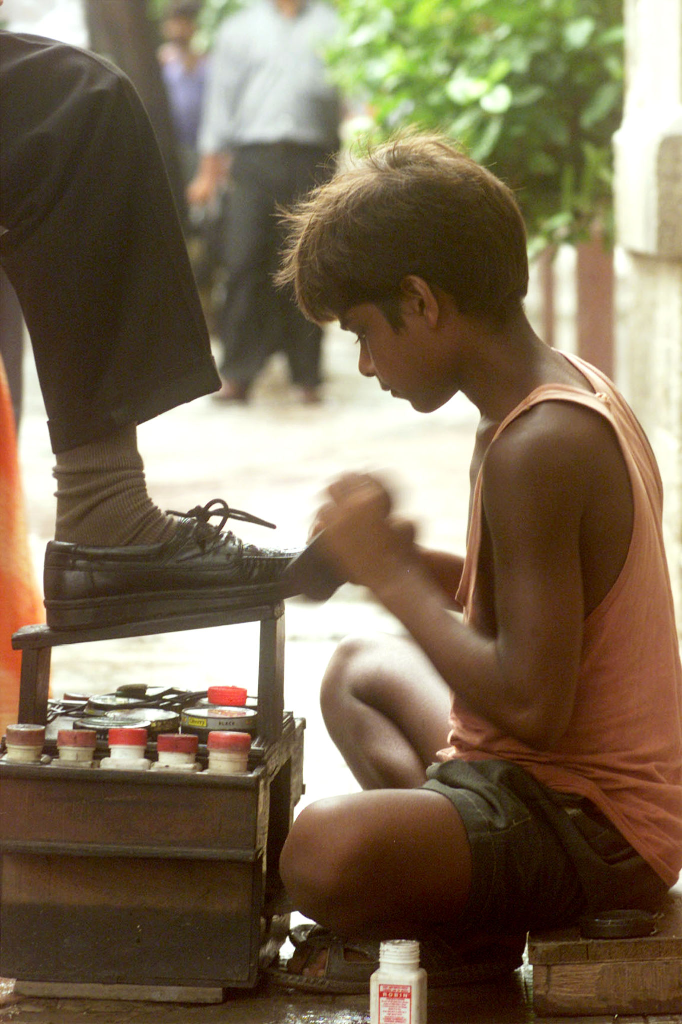 child-shoe-polish-india-child-labour.jpg