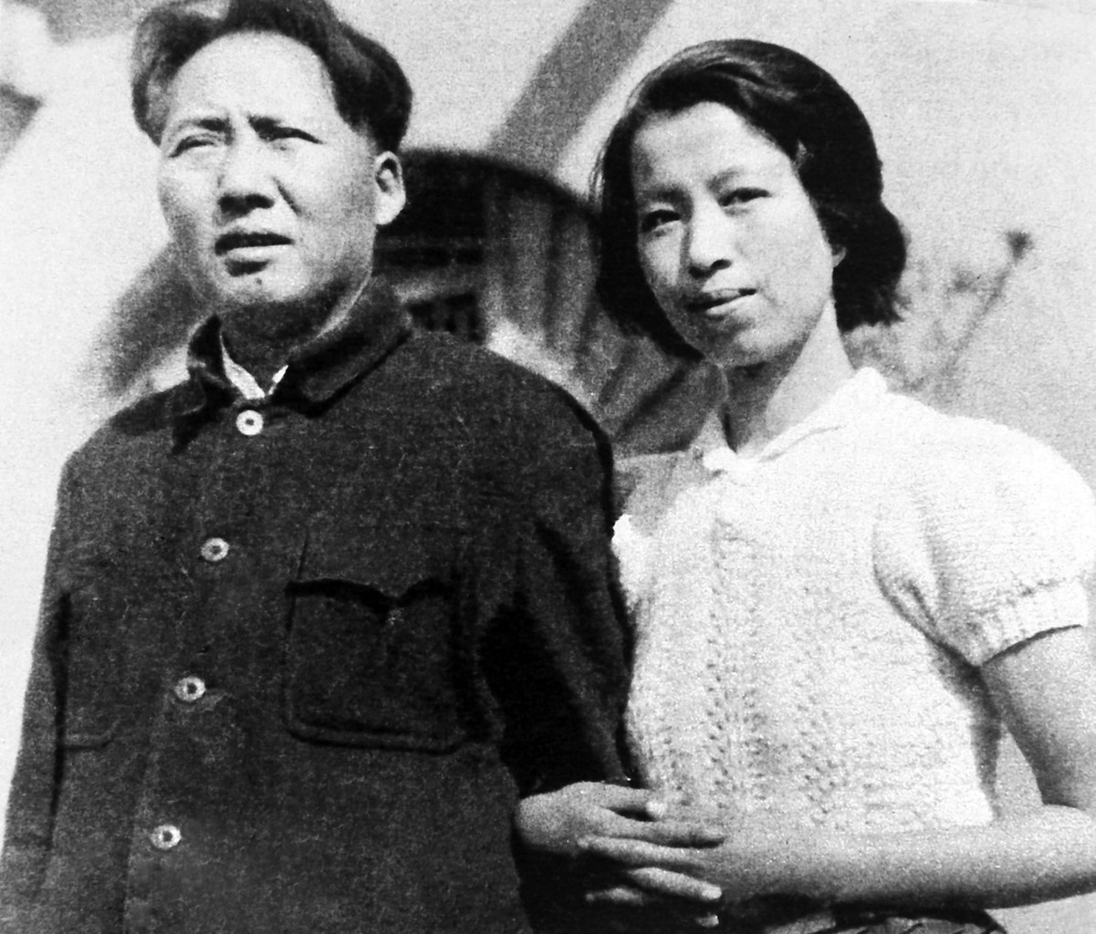 File:Young Jiang Qing with Mao in Yan'an.jpg - Wikimedia Commons