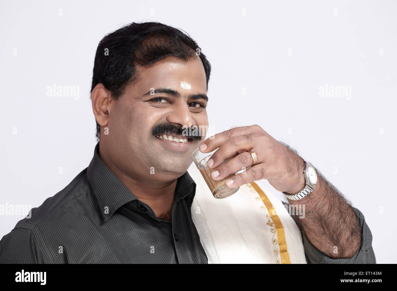 south-indian-man-drinking-tea-india-asia-mr790e-ET143M.jpg