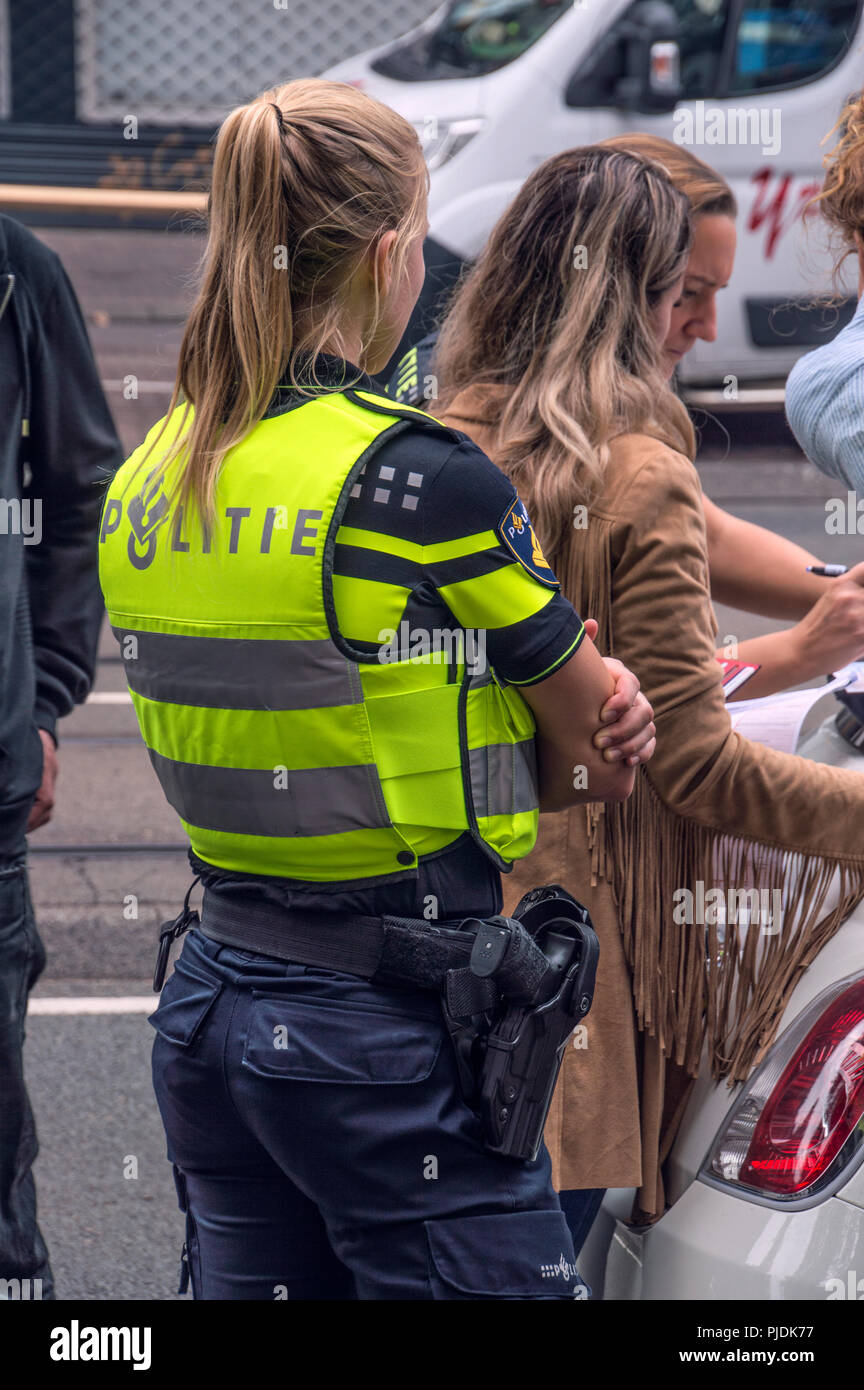 police-woman-assisting-at-at-accident-filling-in-the-papers-at-amsterdam-the-netherlands-2018-PJDK77.jpg