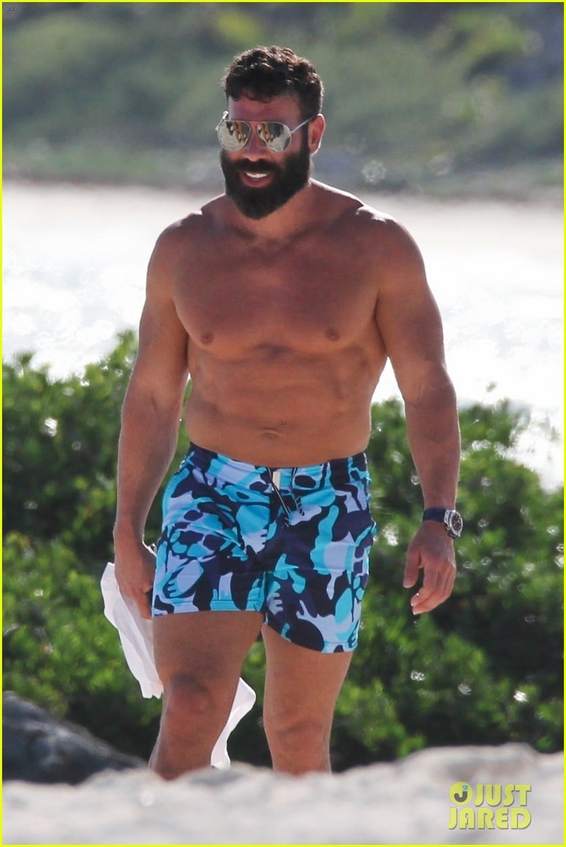 dan-bilzerian-shirtless-beach-tulum-02.jpg