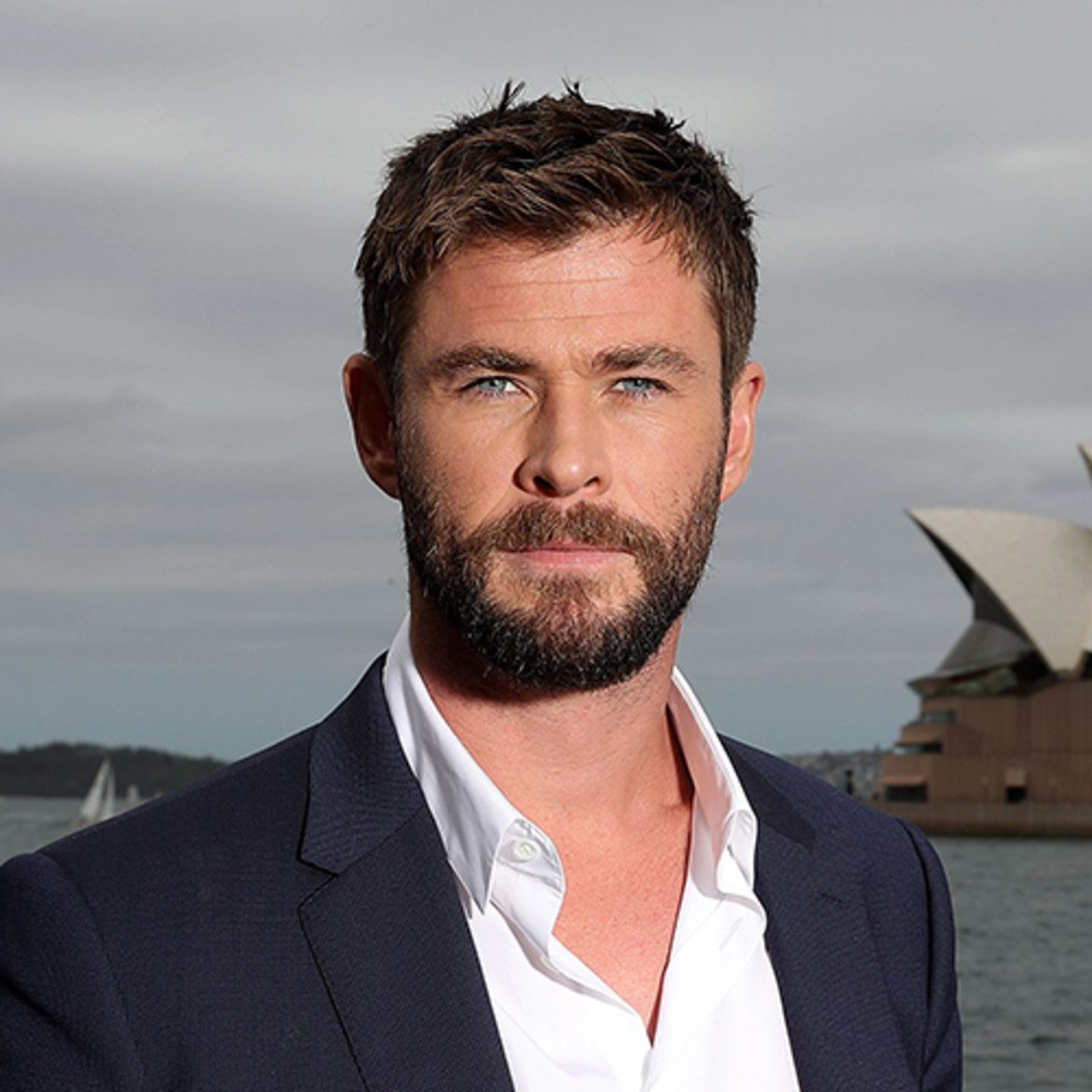 chris-hemsworth-poses-during-a-photo-call-for-thor-ragnarok-on-october-15-2017-in-sydney-australia-photo-by-mark-metcalfe_getty-images-for-disney-square.jpg