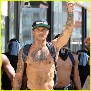 jeremy-meeks-protests-shirtless-with-son-la.jpg