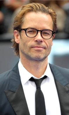 f29566be92744d22b661d9d1f8c9efe9--guy-pearce-blue-carpet.jpg