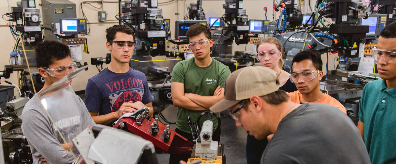 wide_mobile_engineering-students.jpg