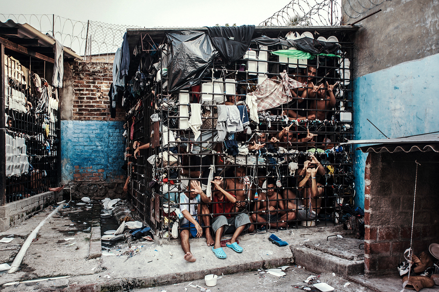 clarke_giles_el_salvador_vice_prison-pit.jpg