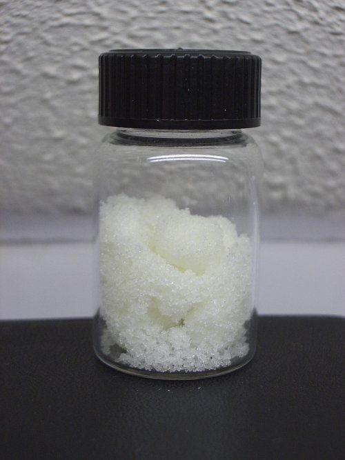 Sodium_nitrite_crystals.jpg