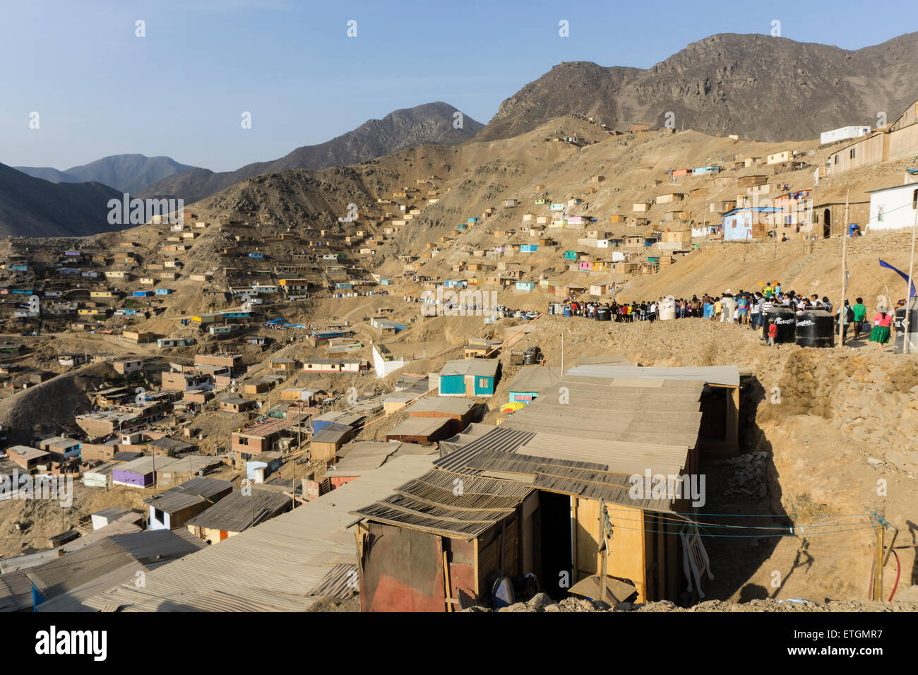 poblado-de-chabolas-en-el-distrito-de-comas-lima-peru-etgmr7.jpg