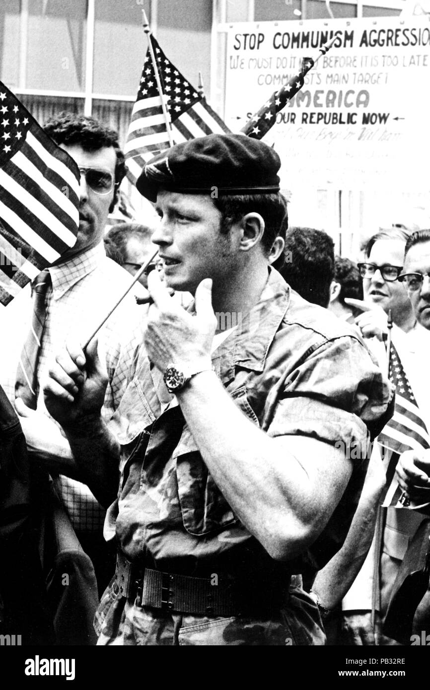 usa-new-york-green-beret-at-vietnam-demonstration-1970-PB32RE.jpg