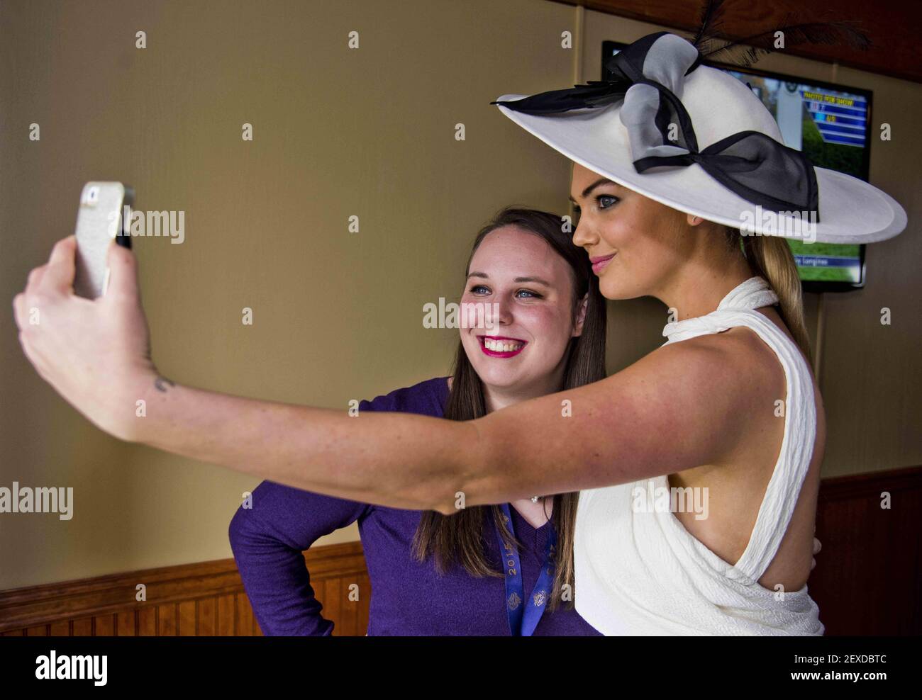 oct-31-2015-lexington-kentucky-us-october-31-2015-supermodel-kate-upton-takes-a-selfie-for-a-fan-at-the-breeders-cup-at-keeneland-race-course-in-lexington-kentucky-scott-serioeswcsm-please-use-credit-from-credit-field-2EXDBTC.jpg