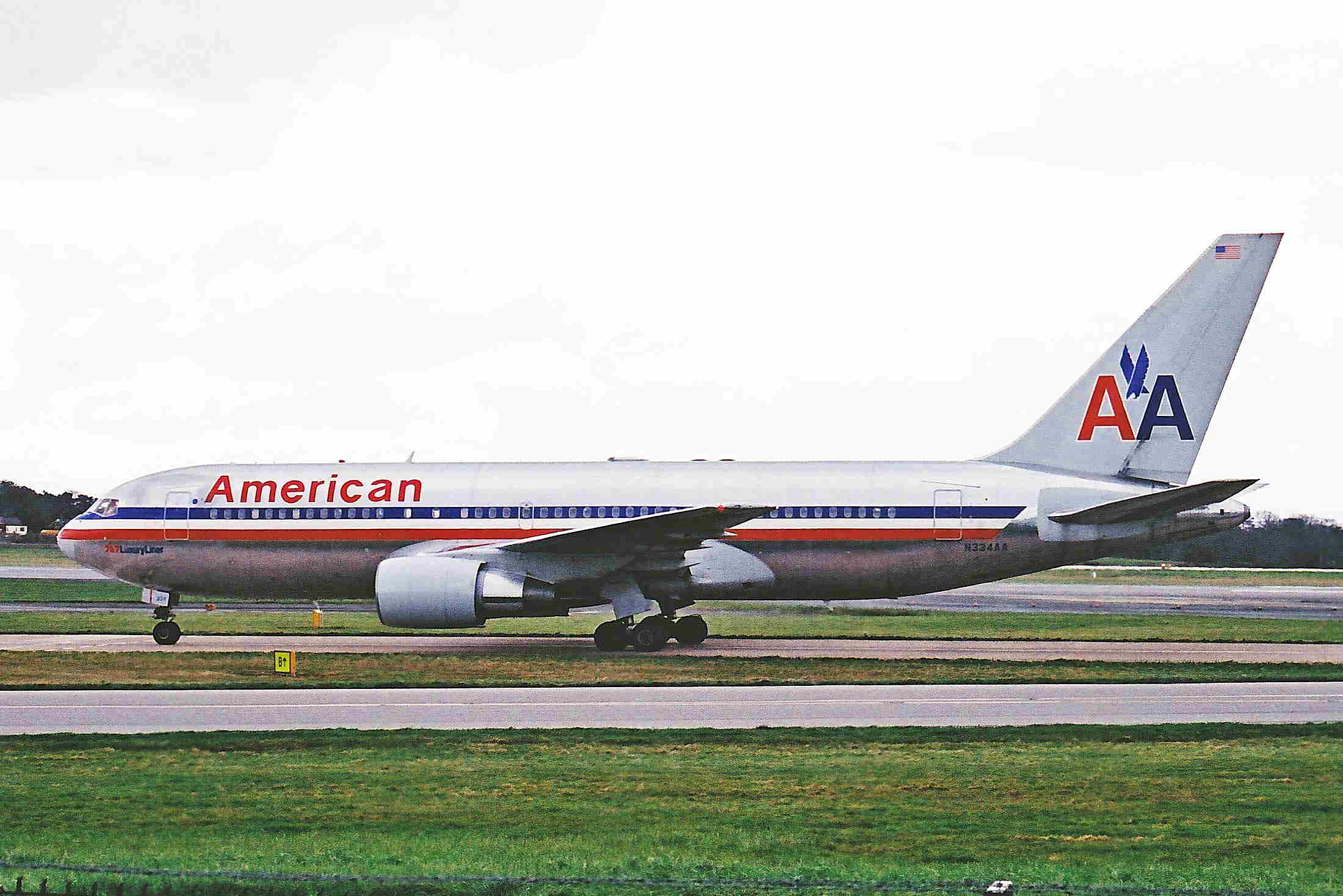 N334AA_B767-223ER_American_MAN_08APR01_%286839074488%29.jpg