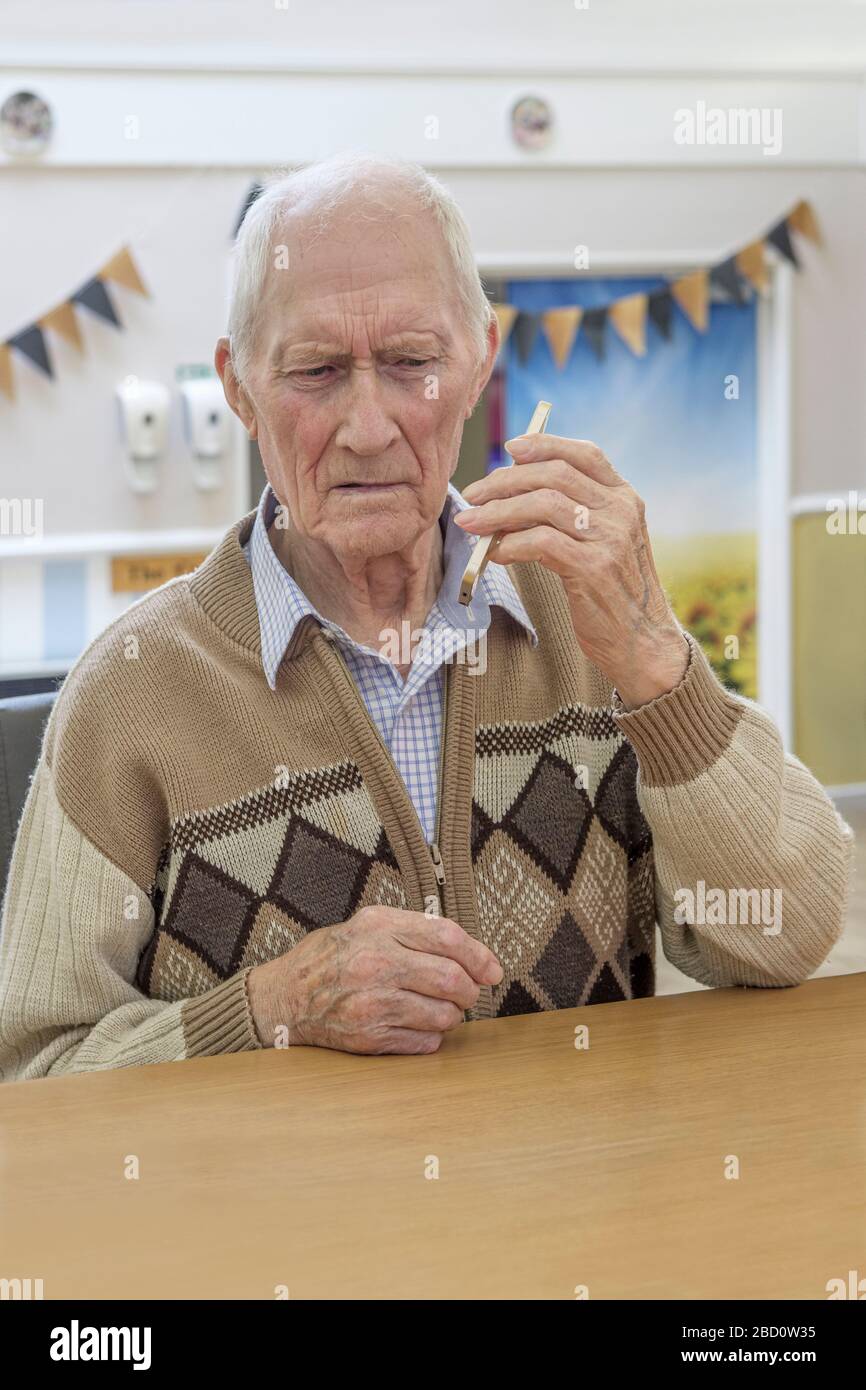 97-year-old-man-on-smartphone-2BD0W35.jpg