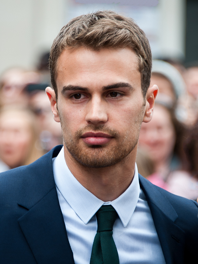 Theo_James_Divergent_premiere.jpg