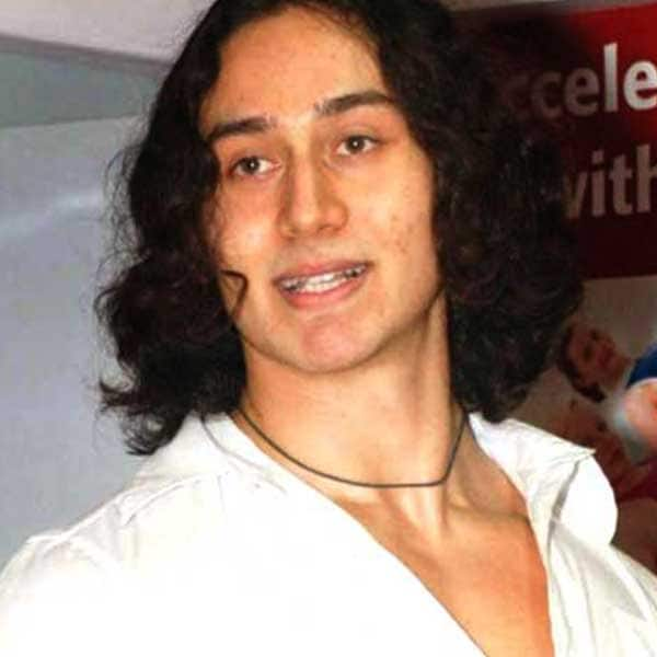 younger-tiger-shroff-with-his-big-hair-locks-poses-for-a-pic-201603-678189.jpg