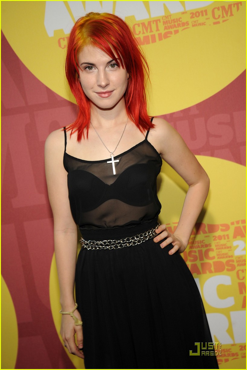 jana-kramer-hayley-williams-cmt-awards-04.jpg