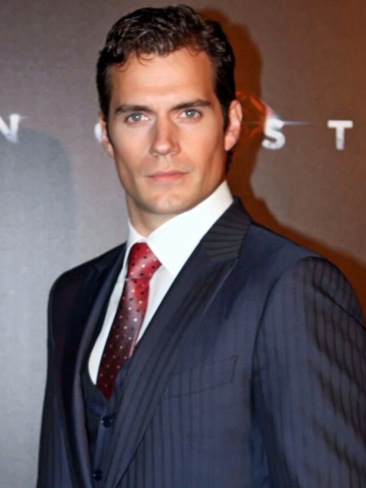Henry_Cavill_3%2C_2013_%28cropped%29.jpg