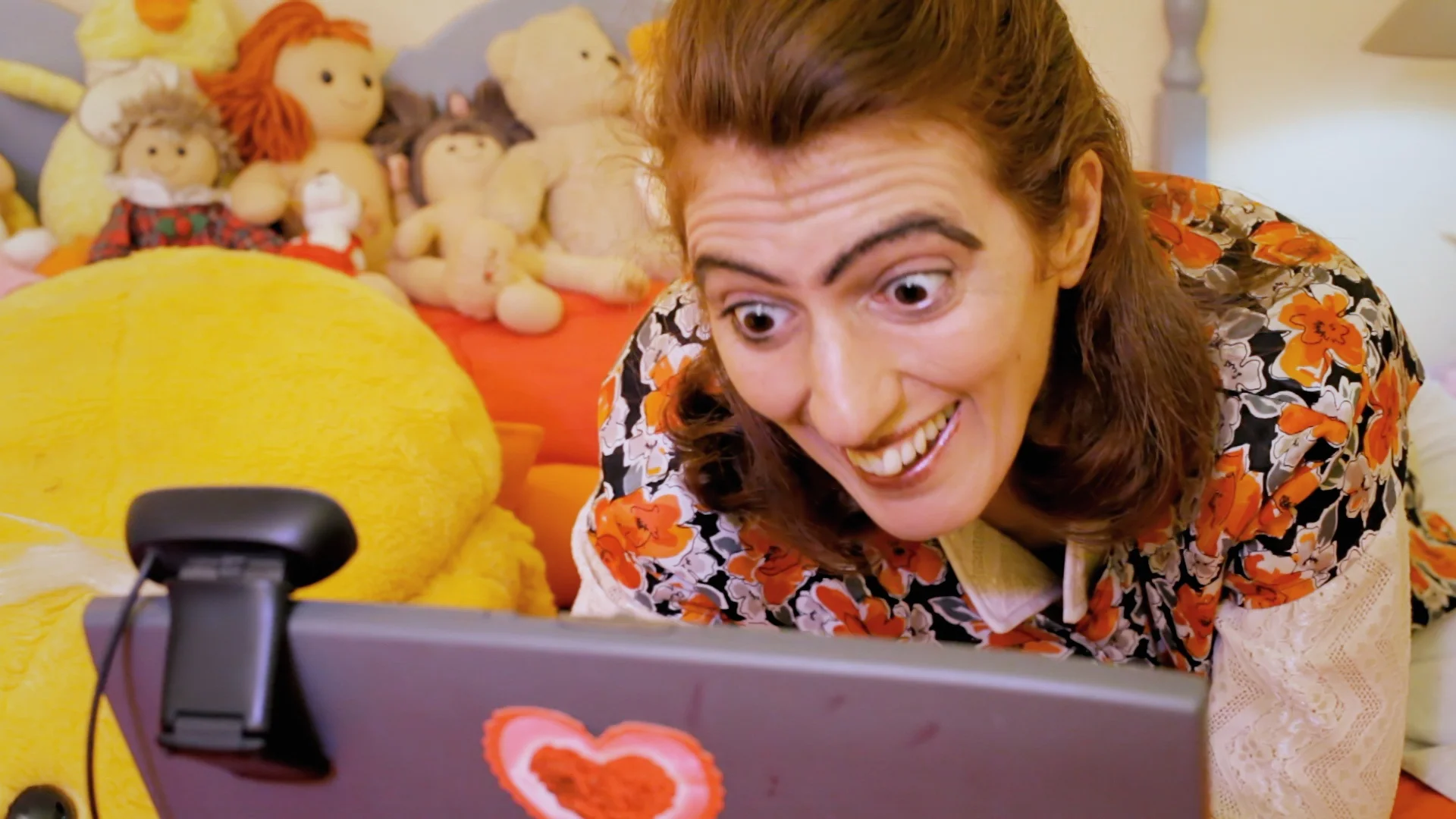ugly-girl-laptop-mcu-smiling-footage-084042816_prevstill.jpeg