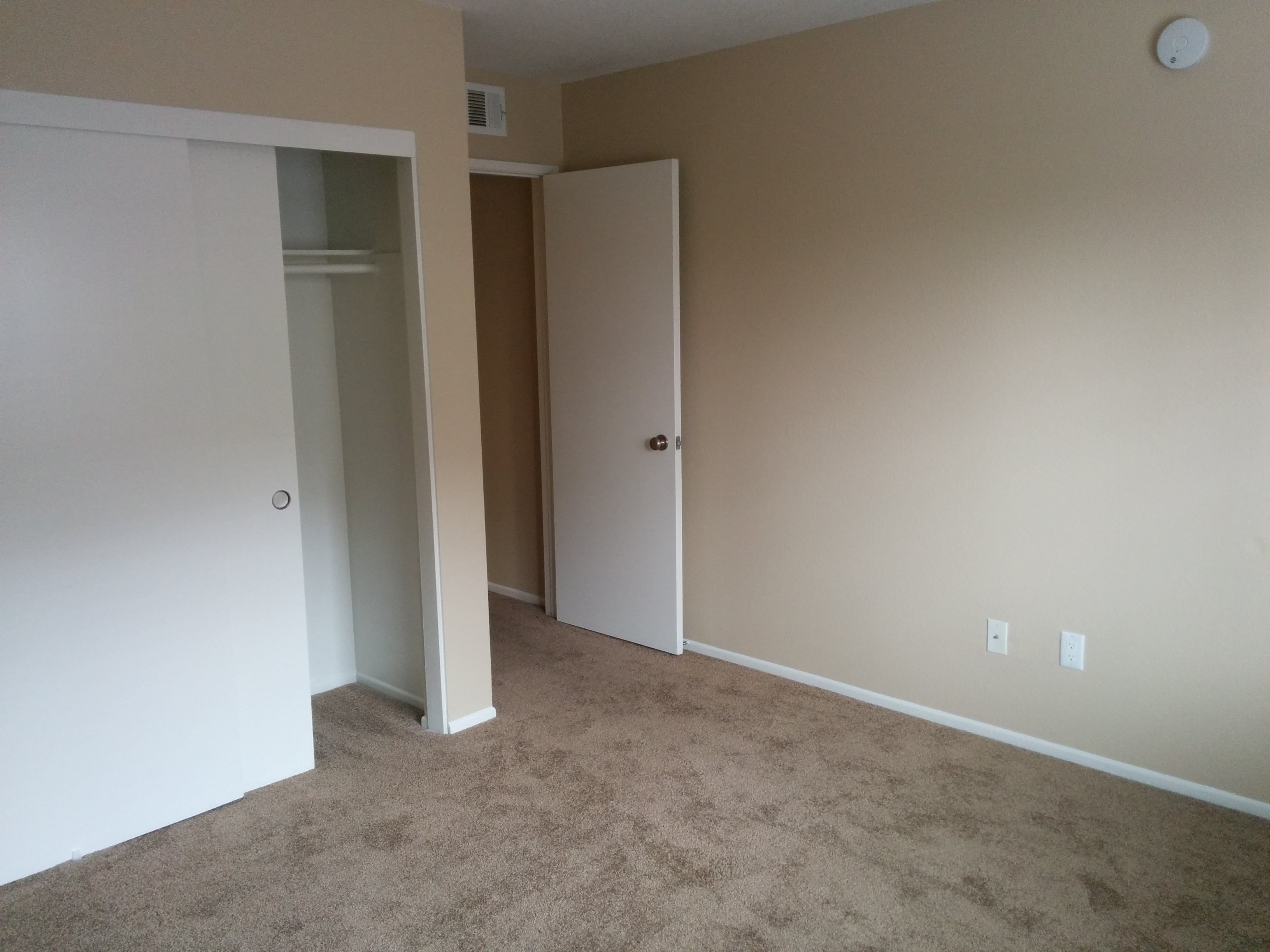 Empty_room_in_apartment.jpg