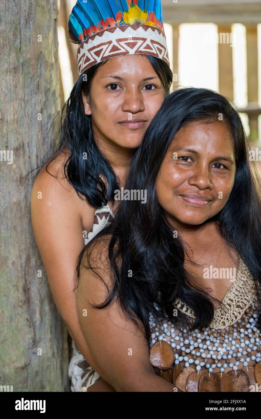 indigenous-bora-tribe-of-the-peruvian-amazon-2FJXX1A.jpg