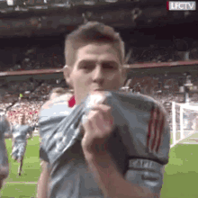 gerrard-kiss.gif