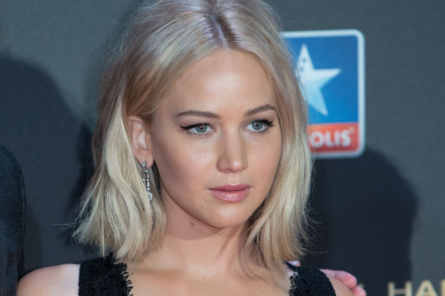 64974cfe77a207df3b6ae204ccc3b49c3b-11-jlaw-2.2x.h473.w710.jpg