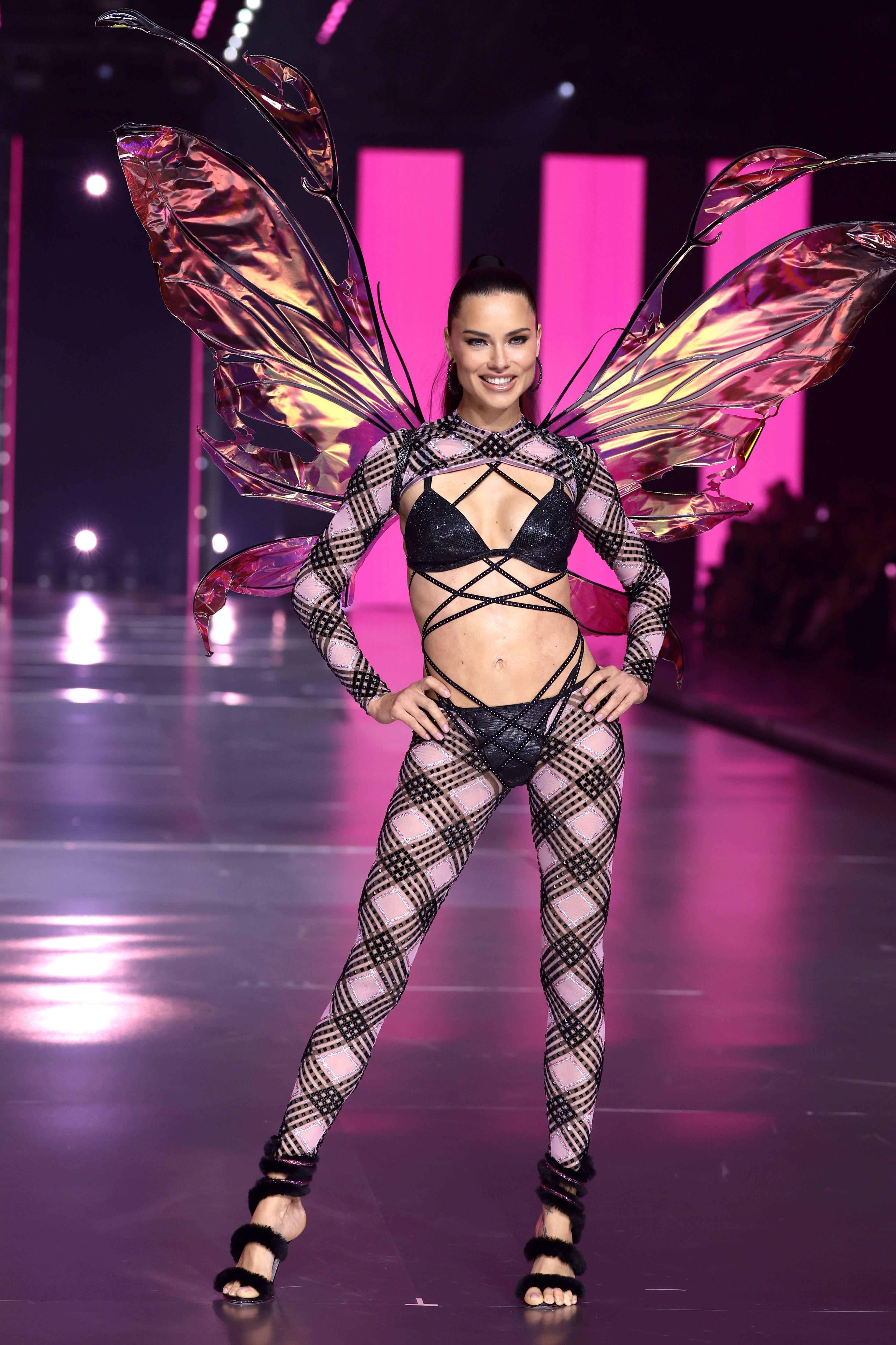 adriana lima at 2024 vs fashion show : r/VindictaRateCelebs