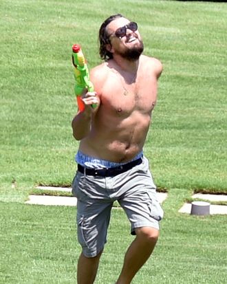 e6fdaea48c83fd6a403b60ac79b875da68-29-leonardo-dicaprio-supersoaker.rvertical.w330.jpg