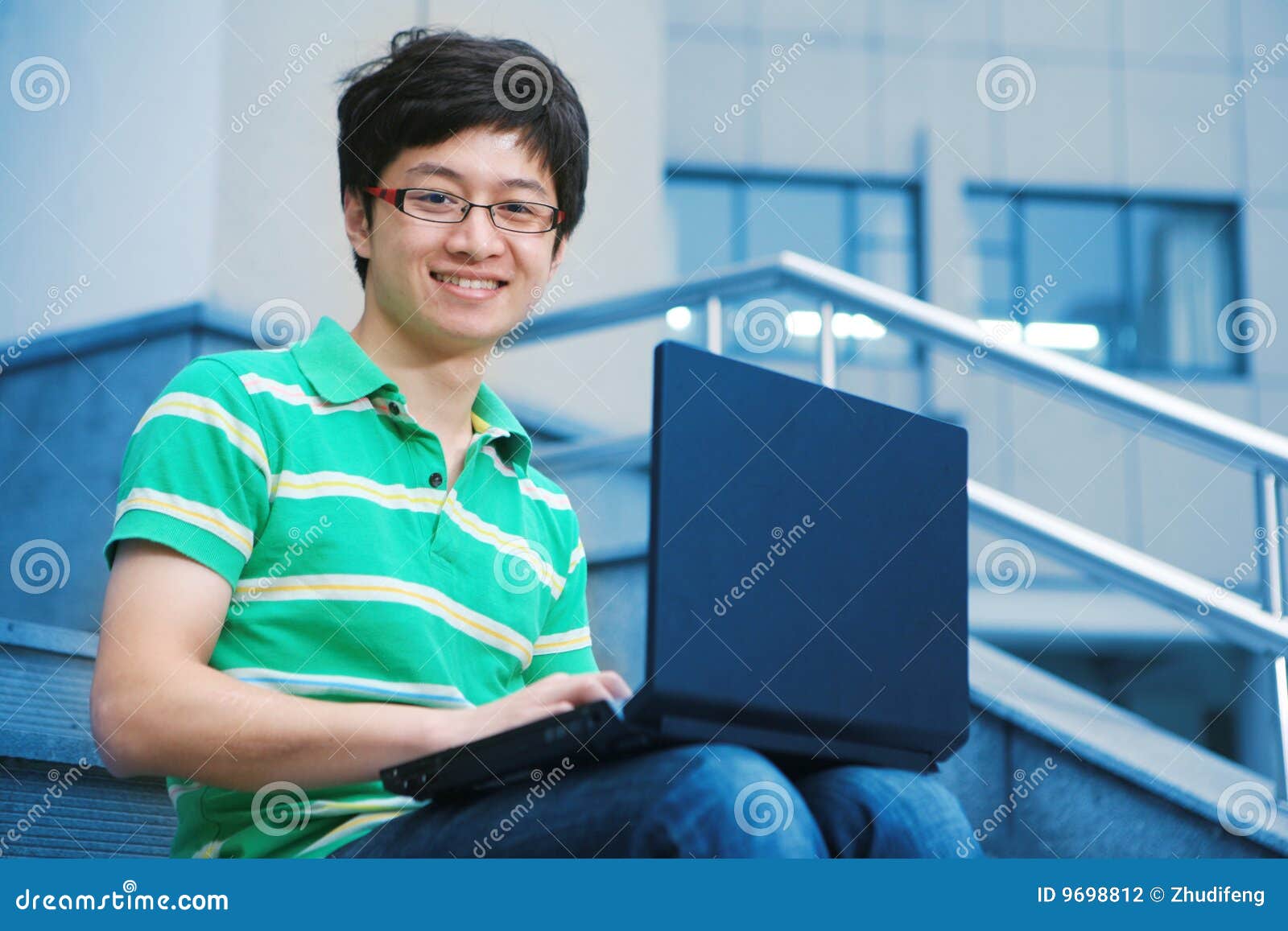 student-boy-laptop-9698812.jpg