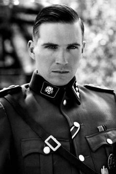 043d24b7c60d8c7bcbfd6ccf69f86c1f--amon-goeth-schindlers-list.jpg