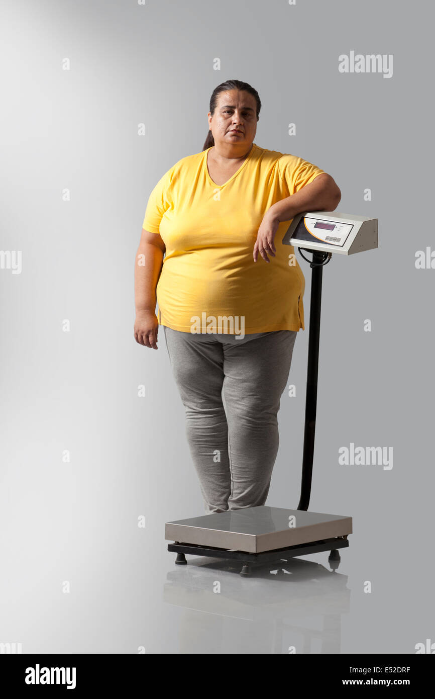 portrait-of-obese-woman-with-weighing-scale-E52DRF.jpg