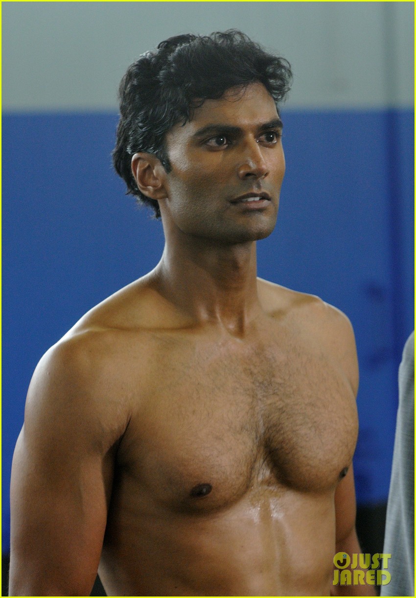 Sendhil-Ramamurthy-Shirtless-on-Covert-Affairs-hottest-actors-25685163-850-1222.jpg