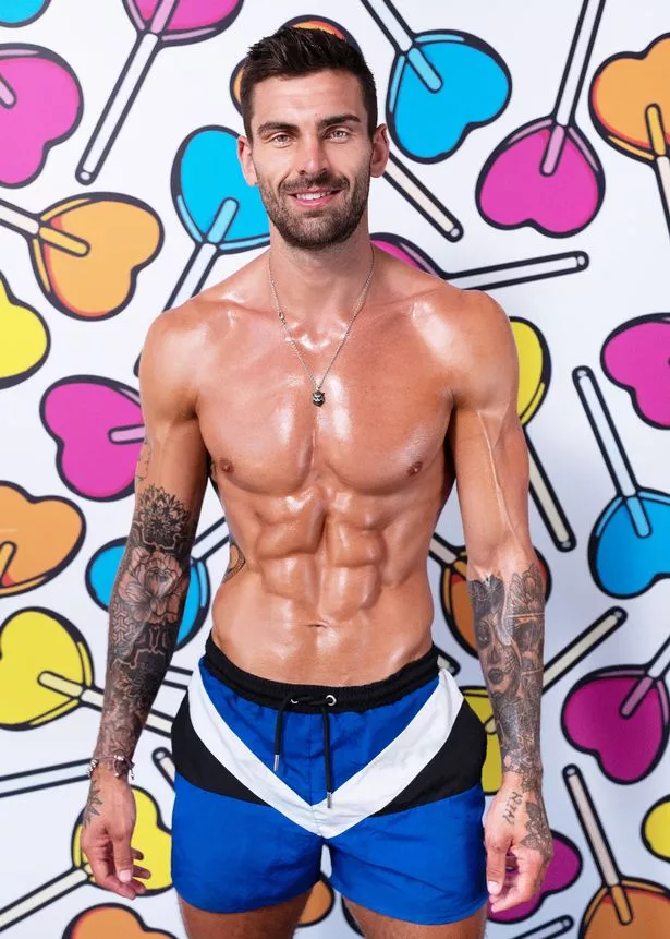 3_love_island_sr8_74.jpg