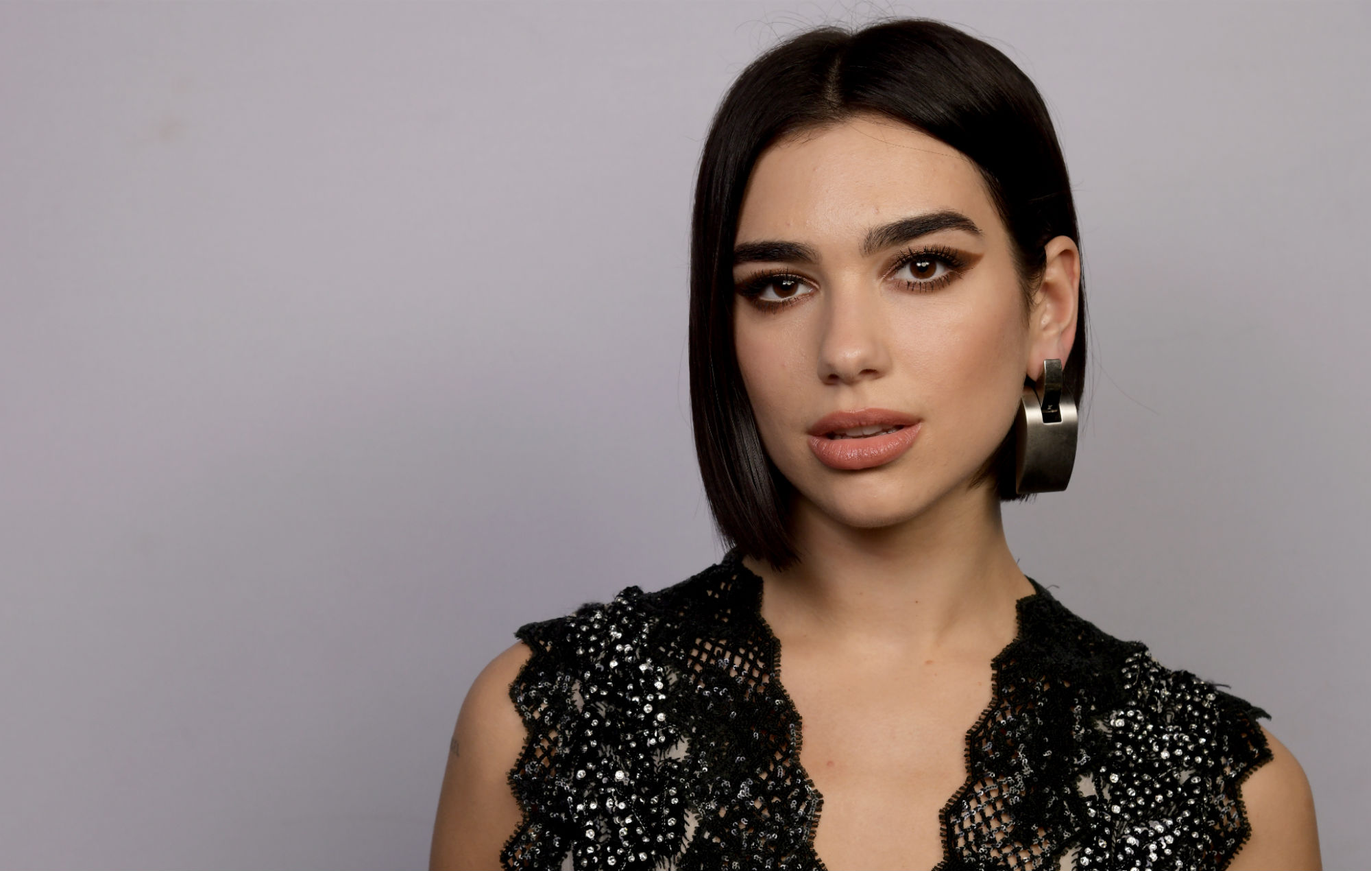 dua-lipa-GettyImages-1085074344.jpg