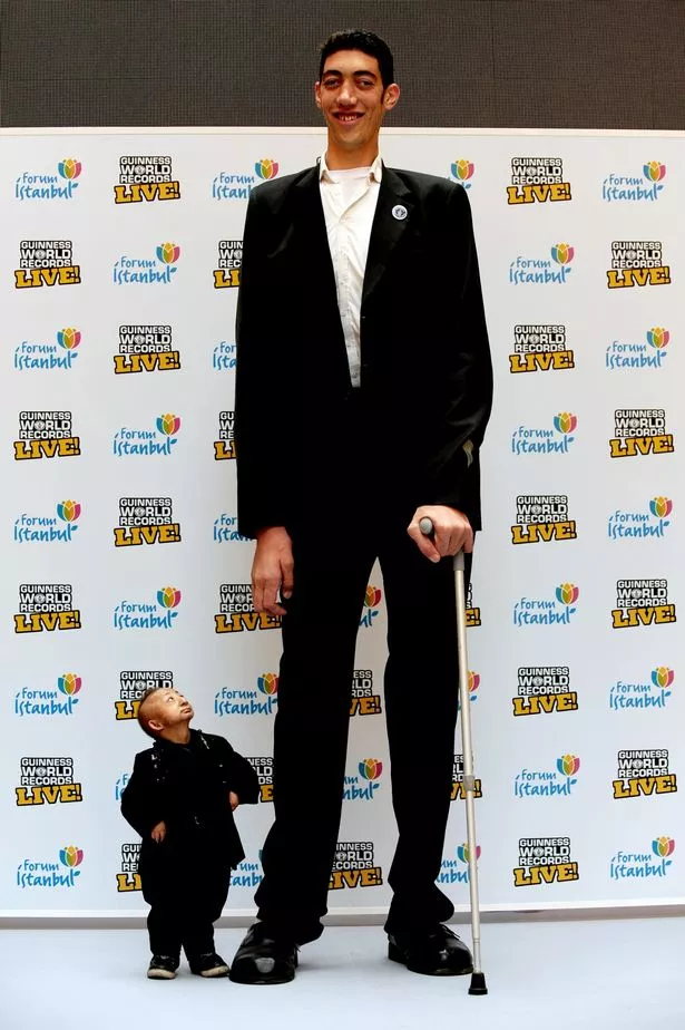The-worlds-tallest-man-Sultan-Kosen-poses-with-shortest-man-in-the-world-He-Pingping.jpg