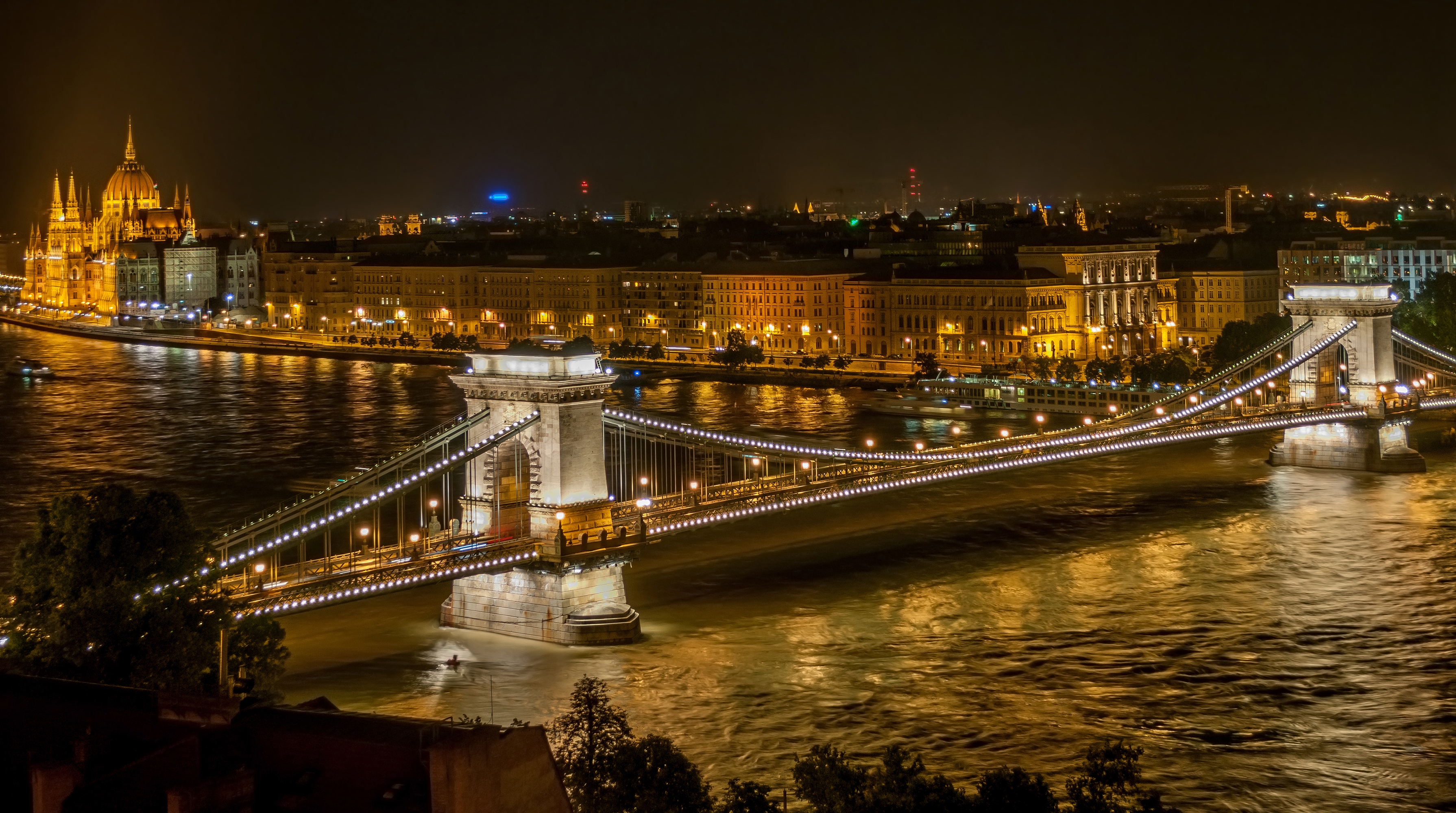 Sz%C3%A9chenyi_Chain_Bridge_in_Budapest_at_night.jpg