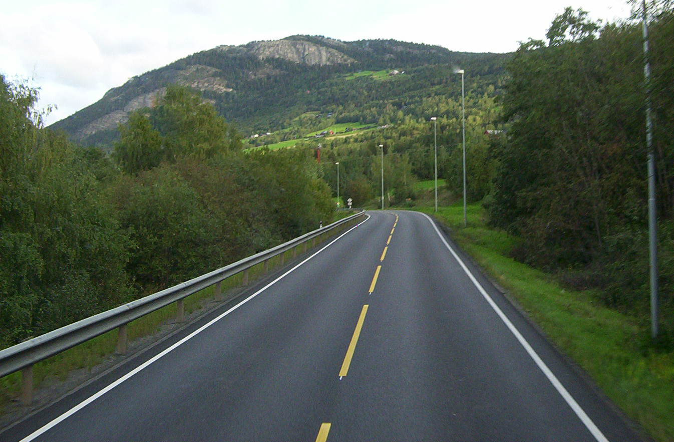 Road_in_Norway.jpg