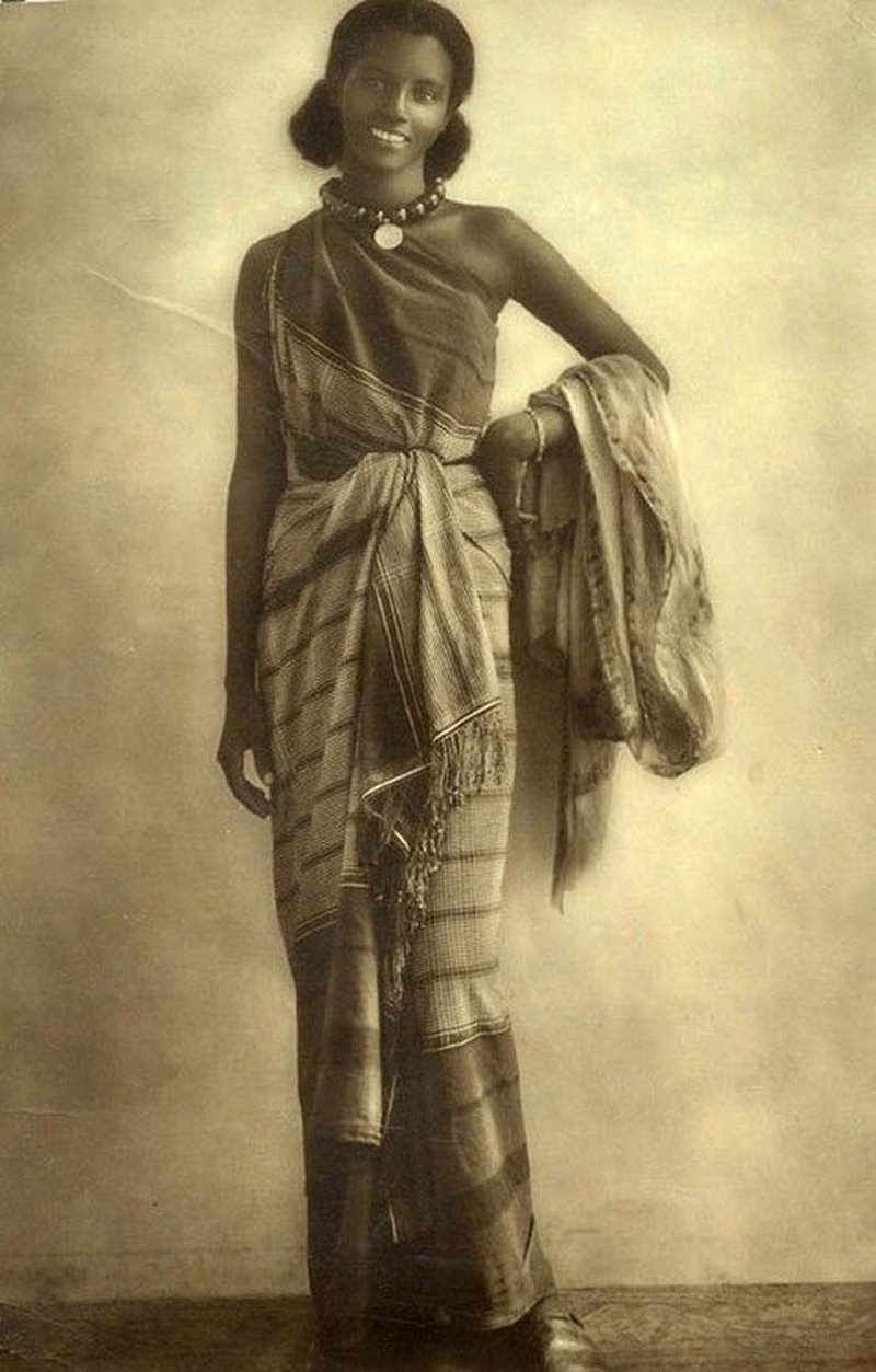 Somali_woman_in_traditional_dress_Circa_1940.jpg