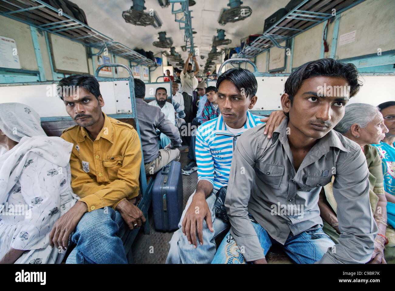 local-bus-passengers-in-gujarat-india-C9BR7K.jpg