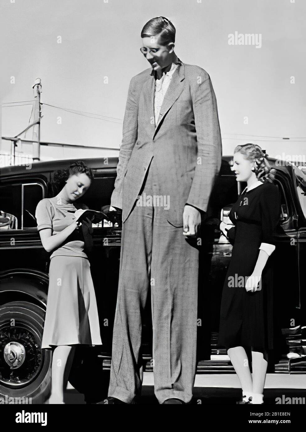 robert-wadlow-the-giant-of-illinois-having-reached-a-height-of-8-ft-11-in-wadlow-is-the-tallest-confirmed-person-to-have-ever-lived-2B1E8EN.jpg