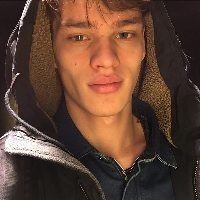 male-model-selfies-from-paris-2016-15.jpg
