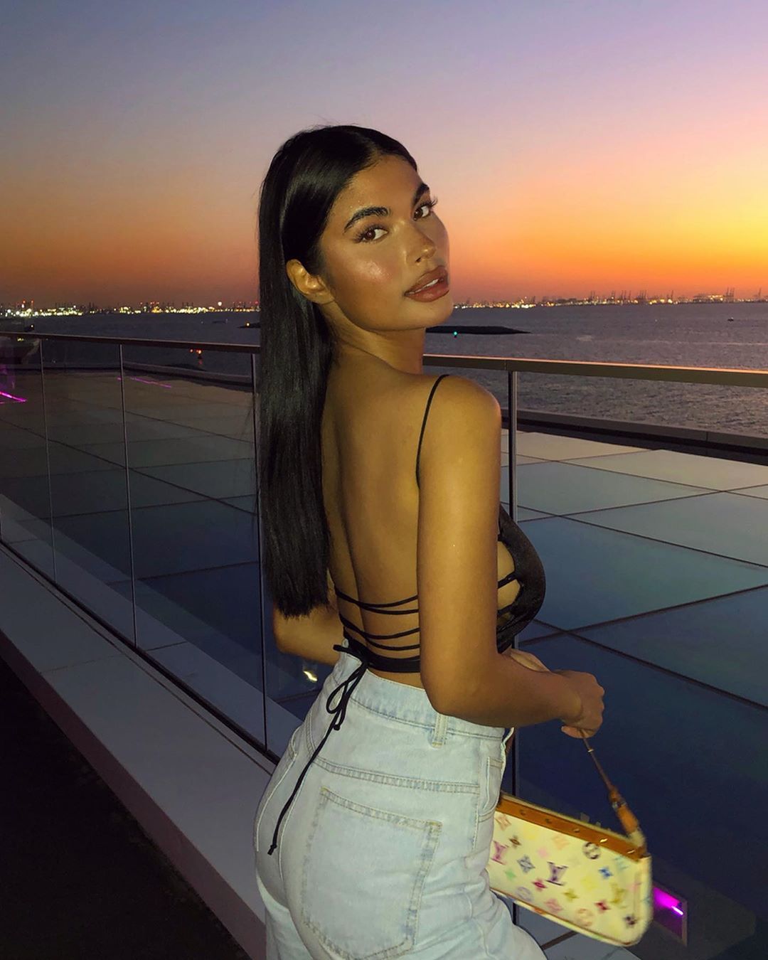 𝔞𝔦𝔰𝔥𝔞 𝔭𝔬𝔱𝔱𝔢𝔯 ⚡️ on Instagram: “Dubai thingzz (omg never thought  I'd write such a basic capt… | Cute poses for pictures, Model aesthetic,  Photoshoot poses