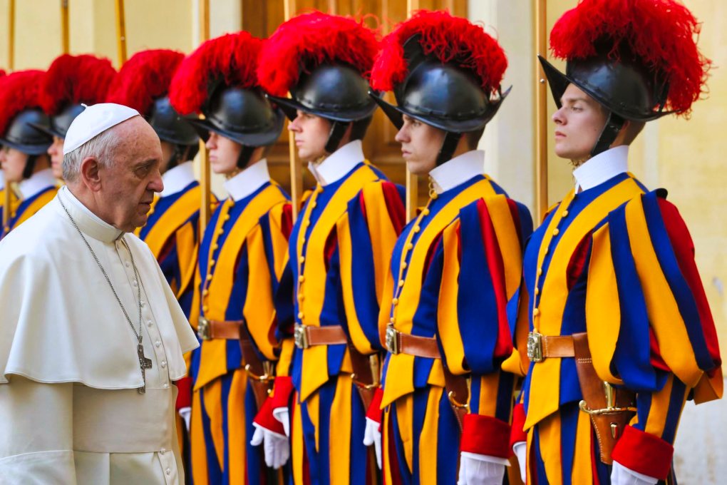 pope-and-swiss-guards