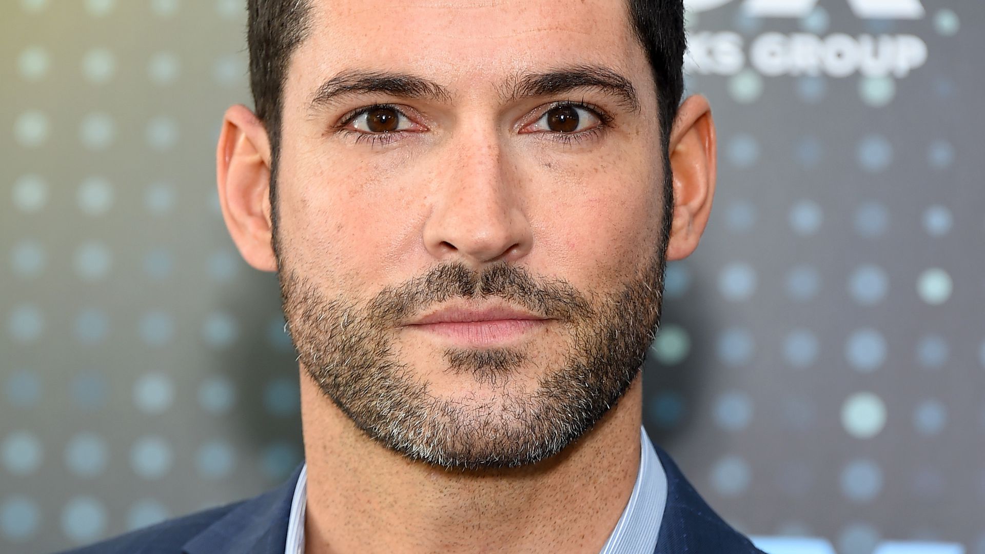 tom-ellis-guckt-etwas-streng.jpg