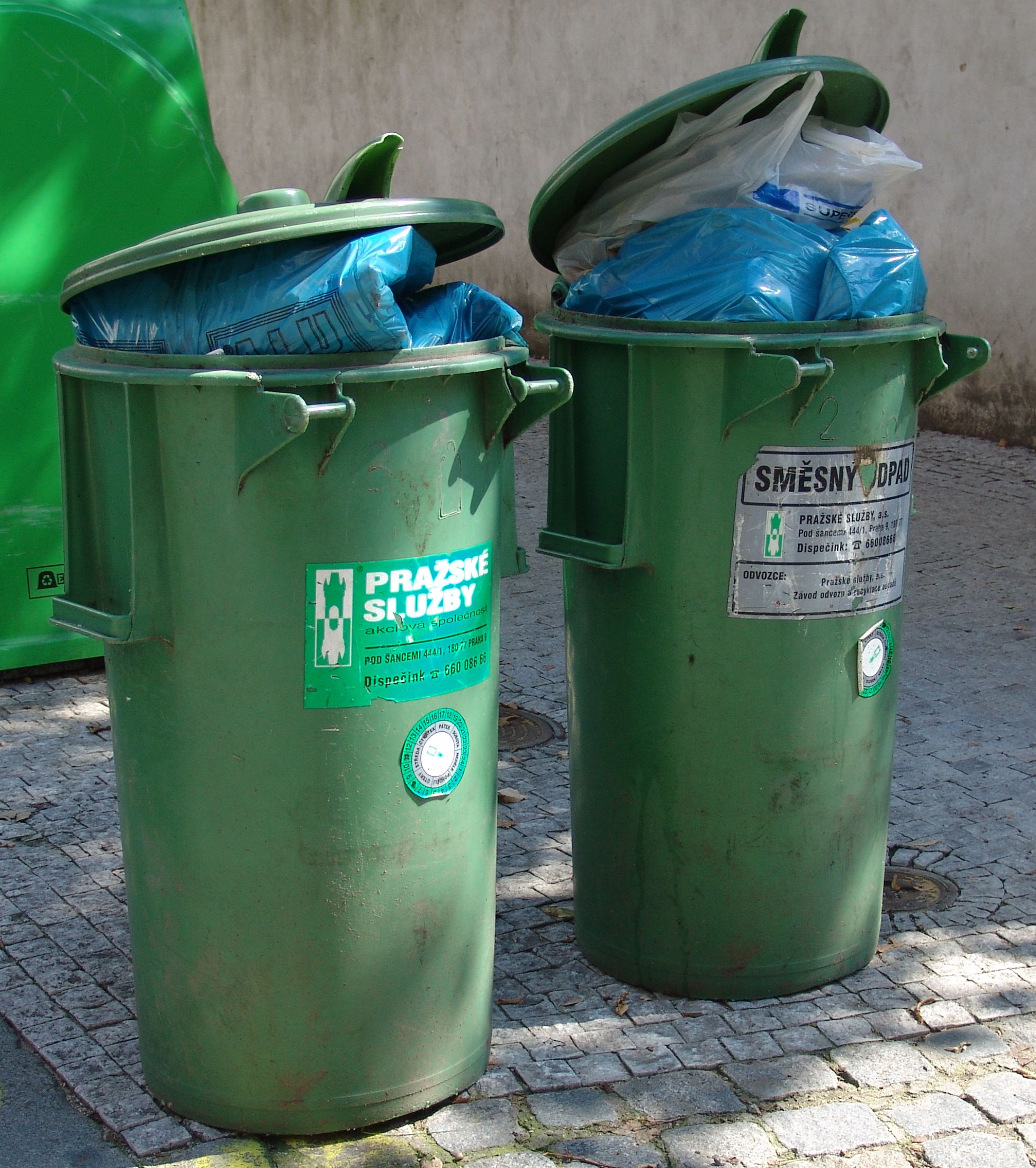 Trash_cans_%282%29_%28prague%29.jpg