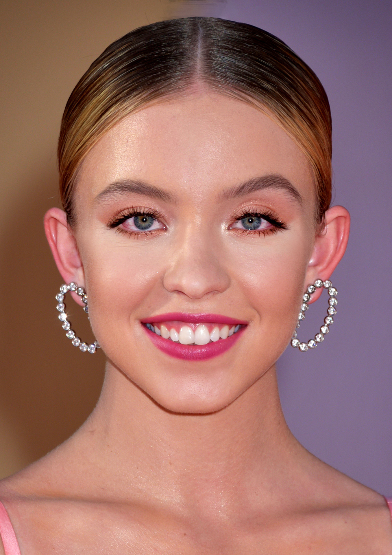 Sydney_Sweeney%2C_2019_%28cropped%29.jpg