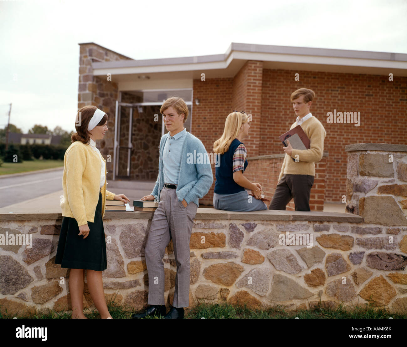 students-college-collegiate-campus-books-men-women-1960-1960s-retro-AAMK8K.jpg